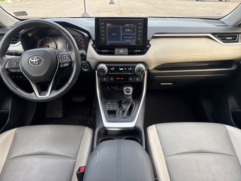Used 2021 Toyota RAV4 XLE Premium image 31