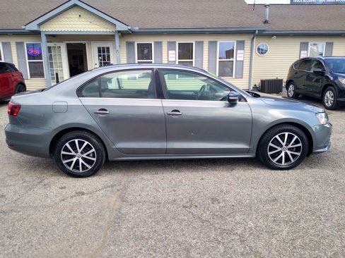 Used 2017 Volkswagen Jetta SE image 4