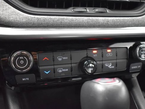 Used 2024 Jeep Compass Latitude image 35