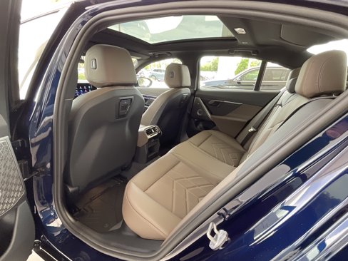 New 2026 BMW 550e xDrive image 23