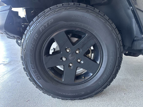 Used 2012 Jeep Wrangler Unlimited Rubicon image 36