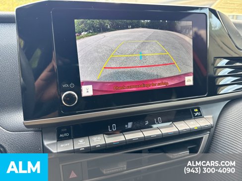 Used 2025 Toyota Camry SE image 33