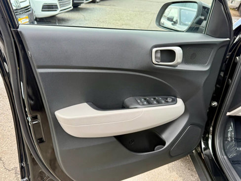 Used 2024 Hyundai Venue SEL image 9