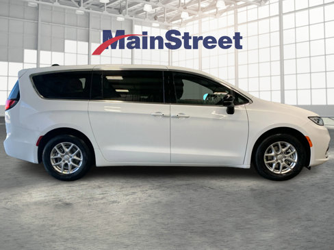 New 2025 Chrysler Pacifica Select image 1