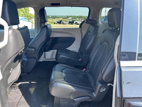 Used 2022 Chrysler Pacifica Touring-L image 9