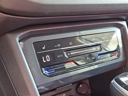 Used 2024 Volkswagen Tiguan SE image 17