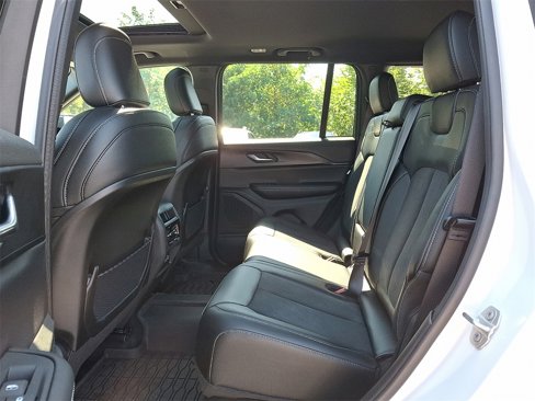 Used 2025 Jeep Grand Cherokee Altitude image 10
