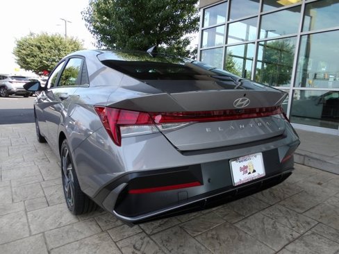 Used 2024 Hyundai Elantra Limited image 5