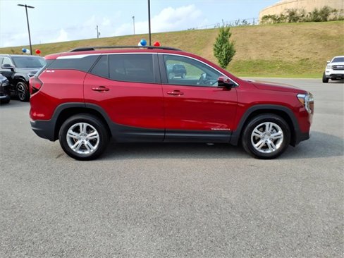 Used 2024 GMC Terrain SLE w/ Driver Convenience Package image 3