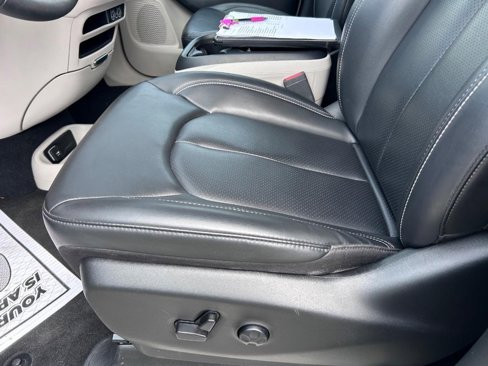Used 2023 Chrysler Pacifica Touring-L image 21