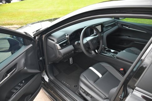 Used 2025 Toyota Camry SE image 9