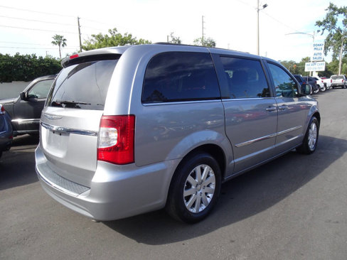 Used 2016 Chrysler Town & Country Touring image 5