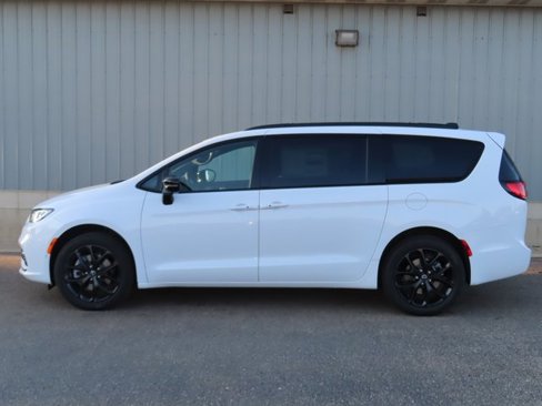 New 2026 Chrysler Pacifica Limited image 9