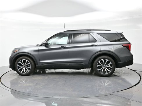 Used 2025 Ford Explorer ST-Line w/ Premium Package image 4