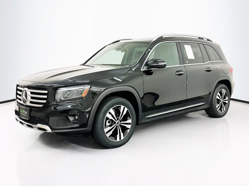 Used 2025 Mercedes-Benz GLB 250 4MATIC image 3