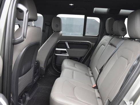 Used 2023 Land Rover Defender 110 X-Dynamic SE image 16