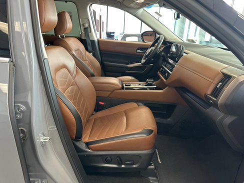 Used 2023 Nissan Pathfinder Platinum w/ Black Appearance Package image 36