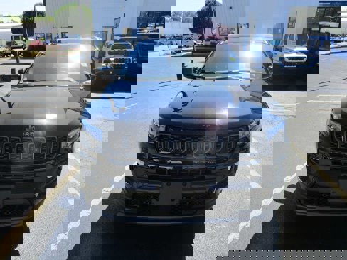 New 2026 Jeep Compass Latitude image 2