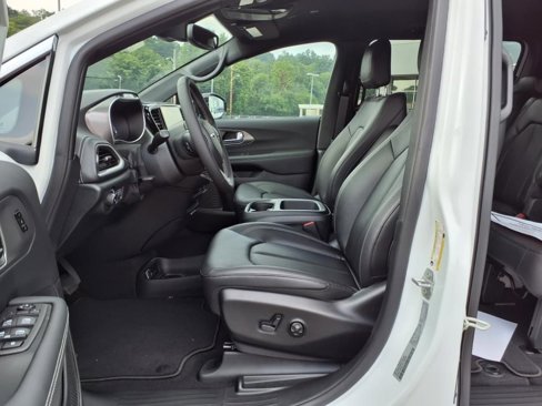 New 2026 Chrysler Pacifica Select image 4