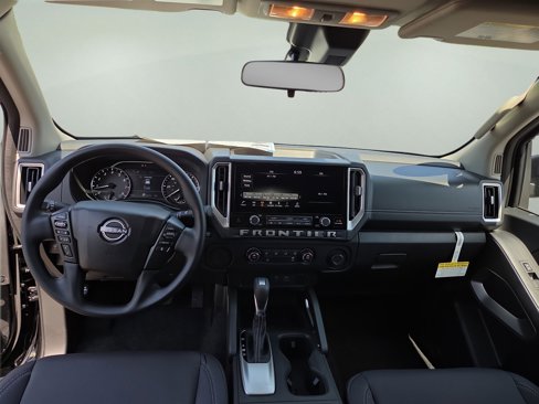 Used 2025 Nissan Frontier SV image 2
