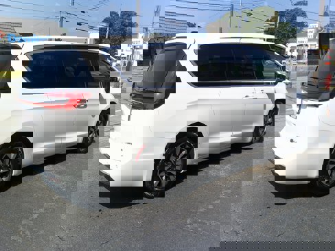 Used 2023 Chrysler Pacifica Touring-L image 5