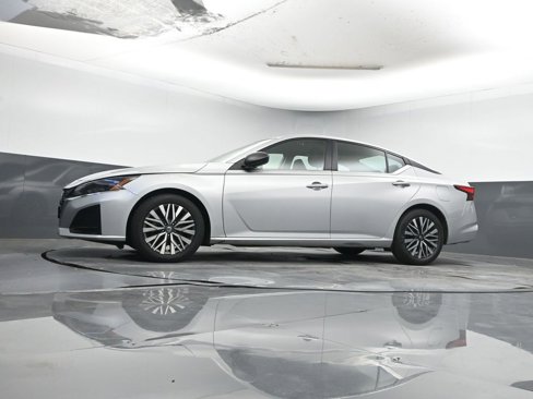 Used 2024 Nissan Altima 2.5 SV image 10