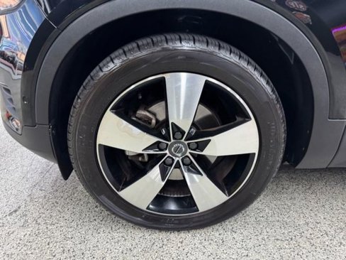 Used 2019 Volvo XC40 T5 Momentum image 40