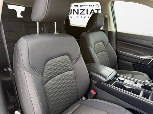 Used 2024 Nissan Pathfinder S image 16
