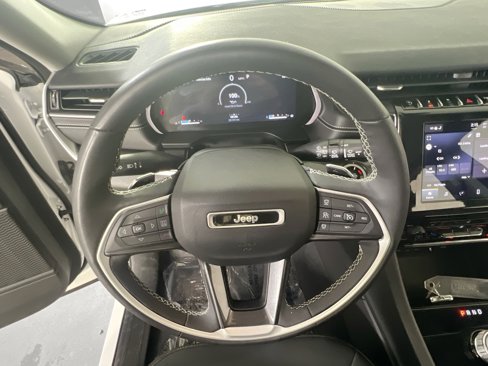 Used 2023 Jeep Grand Cherokee Laredo w/ Luxury Tech Group I image 11
