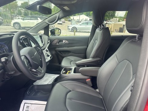 New 2025 Chrysler Voyager LX image 13