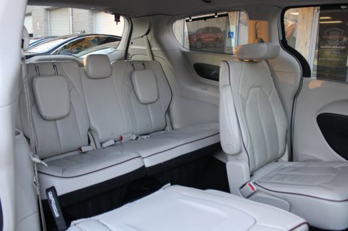 Used 2020 Chrysler Pacifica Limited image 16