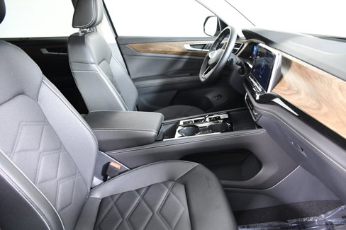 Used 2025 Volkswagen Atlas SE image 28