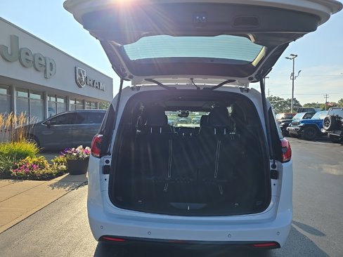 New 2026 Chrysler Pacifica Limited image 16
