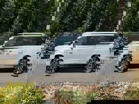 New 2025 Lincoln Navigator L Reserve image 2