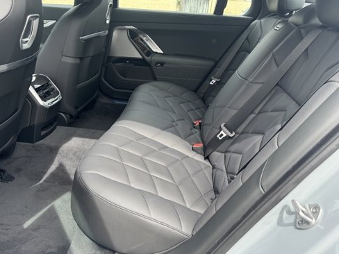 New 2026 BMW 750e xDrive image 28