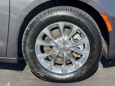 Used 2022 Chrysler Pacifica Touring-L image 46