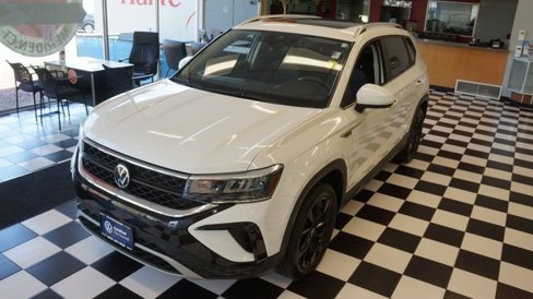 Used 2022 Volkswagen Taos SE image 3