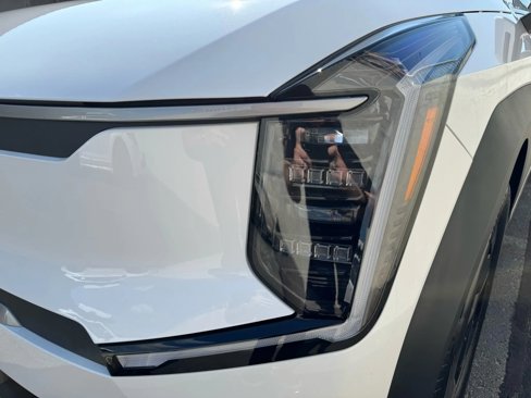 Used 2025 Kia EV9 Wind image 14