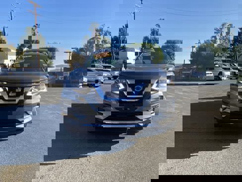 Used 2018 Nissan Rogue SV image 2