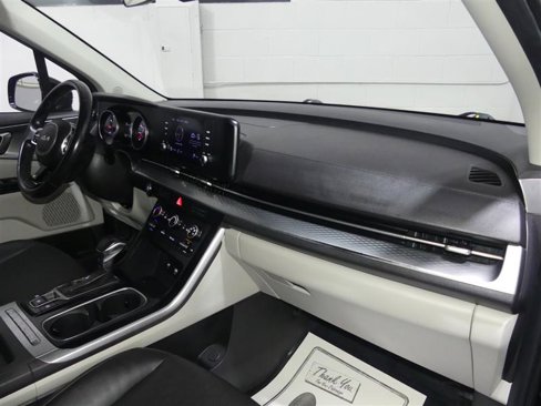 Used 2022 Kia Carnival LX image 24