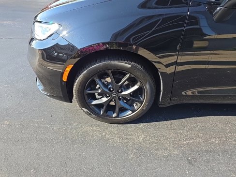 New 2026 Chrysler Pacifica Limited w/ S Appearance Package image 13