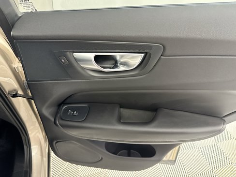 Used 2025 Volvo XC60 B5 Plus image 27