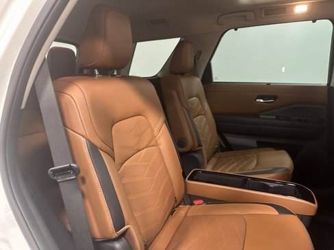 Used 2024 Nissan Pathfinder Platinum image 19