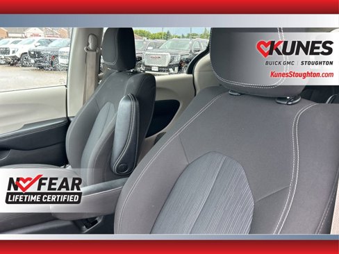 Used 2023 Chrysler Voyager LX image 21