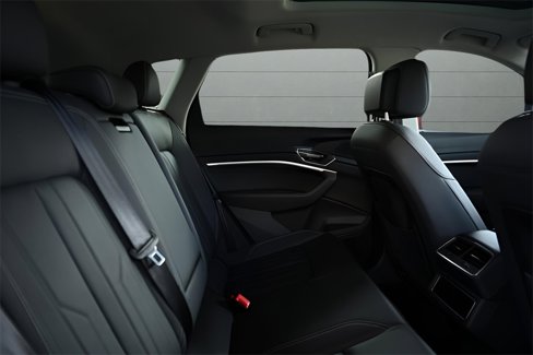 Used 2024 Audi Q8 e-tron Premium image 28