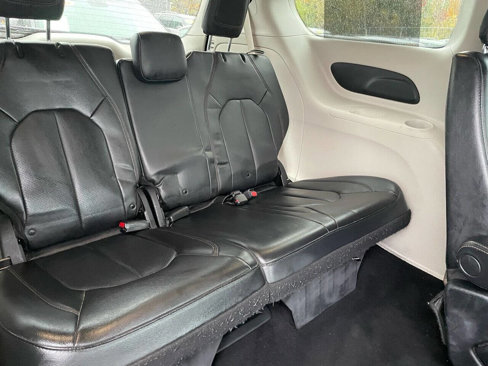 Used 2019 Chrysler Pacifica Touring-L image 16