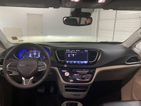 Used 2023 Chrysler Pacifica Touring-L image 16