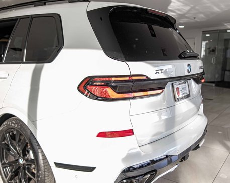 Used 2025 BMW X7 M60i w/ Climate Comfort Package image 14