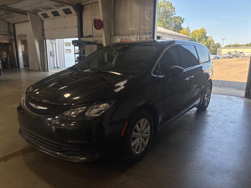 Used 2020 Chrysler Voyager L image 1
