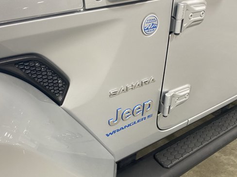 Used 2023 Jeep Wrangler Unlimited Sahara image 11
